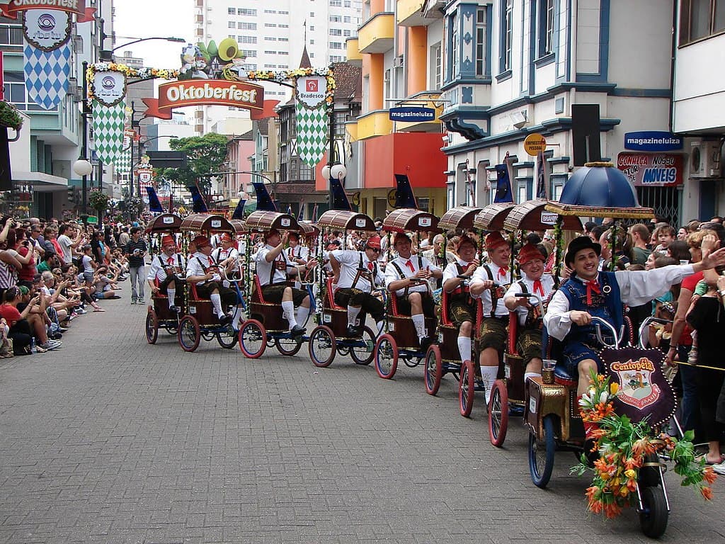 Oktoberfest Blumenau 2025: festa, cultura e impacto no litoral catarinense